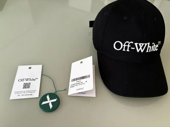 Off-White Boné Helvetica