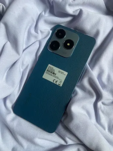 Realme C63 128 trincado
