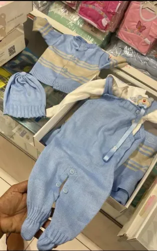 Vendo saída maternidade e conjunto novo nunca usado, comprei achando que era menino