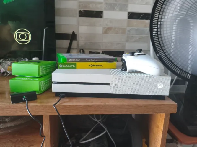 XBOX ONE S + 1 CONTROLE COM BATERIA RECARREGÁVEL+ 2 JOGOS