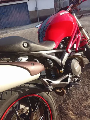 Moto toda revisada, pneus novos,só pegar e rodar