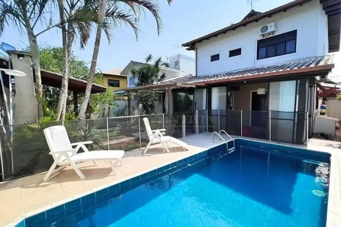 Casa com piscina e 5 quartos em condomínio fechado - Bairro Campeche, em Florianópolis/SC.