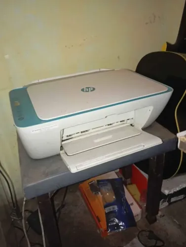 Impressora HP Branca.