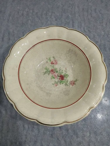 ANTIGA SALADEIRA EM PORCELANA.