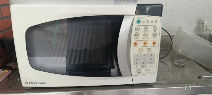 VENDO MICROONDAS DE 18 LITROS, EM PERFEITO FUNCIONAMENTO. DEPENDENDO DO LUGAR ENTREGO.