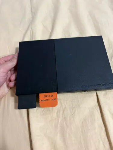 PlayStation 2 rodando play 1 com controle original