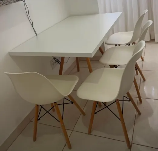 Mesa com 4 cadeiras