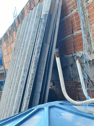 Vendo telhas e janelas vasculhantes e pia de banheiro