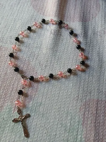 Terço Artesanal Rosa e Preto com Crucifixo | Feito à Mão