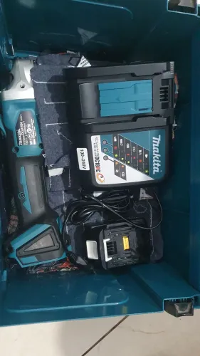 Esmerilhadeira Angular a Bateria Makita DGA458RTJ.