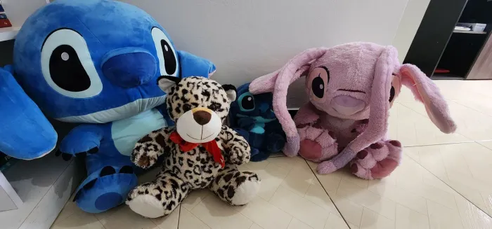 Ursos de pelúcia grande e uma mochila do stich