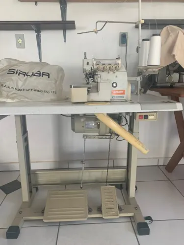 Máquina de costura overlock Siruba