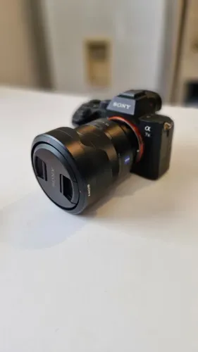 Sony A7 III + Lente Zeiss Vario-Tessar FE 24-70mm F/4 (Usado)