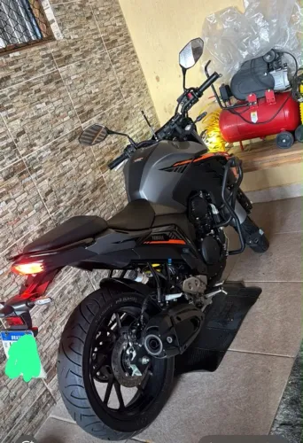 Moto fz25