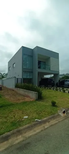 Sobrado no Condomínio Belbancy para venda possui 250 metros quadrados com 3 quartos