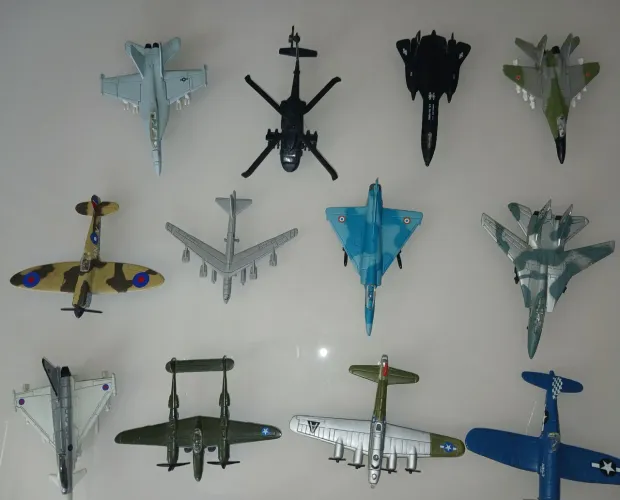COLEÇÃO DE MINIATURAS DE AVIÃO DE FERRO
