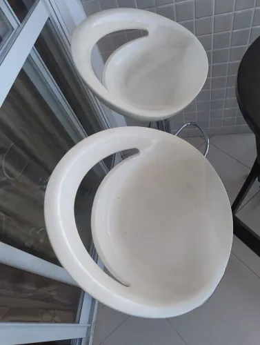 Banqueta branca com regulagem de altura 