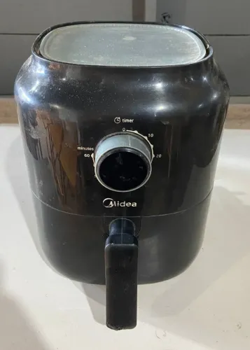 Air fryer Midea preta, em bom estado.