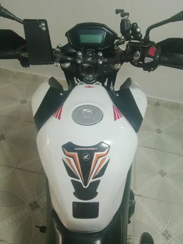 Vendo Excelente Moto ,ano 2015  tem manual e chave reserva *