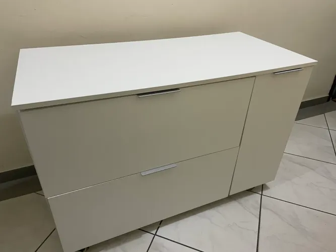Armário com rodízios