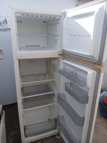Vende geladeira cônsul 360 litros completa...