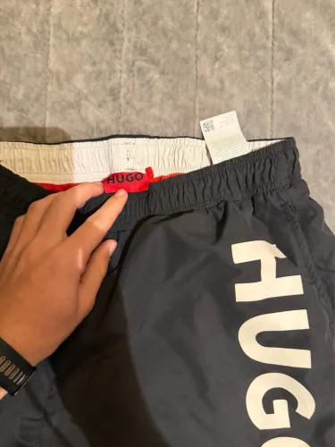 DOIS SHORTS DA BOSS, UM PRETO E UM AZUL TAMANHOS XL ( MAS VESTE PARA P/M) E TAMANHO M