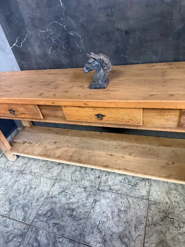 Mesa e aparador