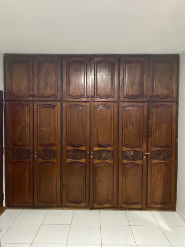 Guarda Roupa de Madeira Maciça 6 portas com maleiro
