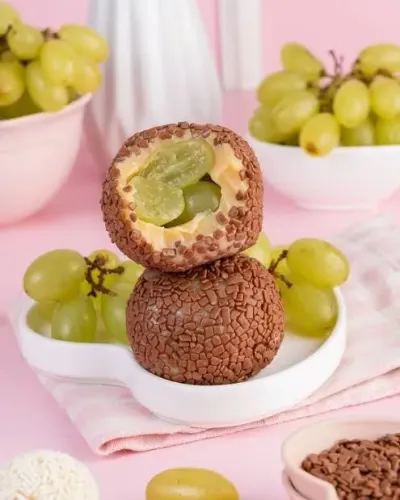 Brigadeirão Gourmet De Leite Ninho Com Uvas Verdes Sem Semente e Granulados De Chocolate
