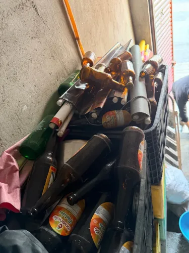 Caixas de cervejas e cascalhos