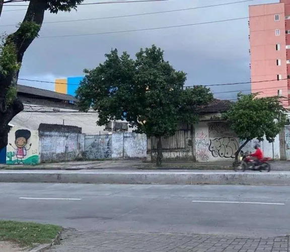 Casa com 5 quartos, Galpões, terreno e estacionamento com 600.00m2