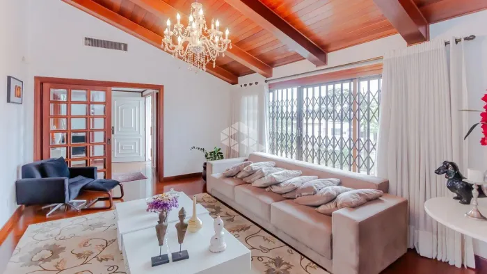 casa para familia toda nos 3 figueiras, uma quadra do colégio Farroupilha