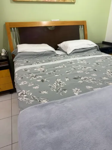 Cabeceira de cama queen size e dois carts latetais!