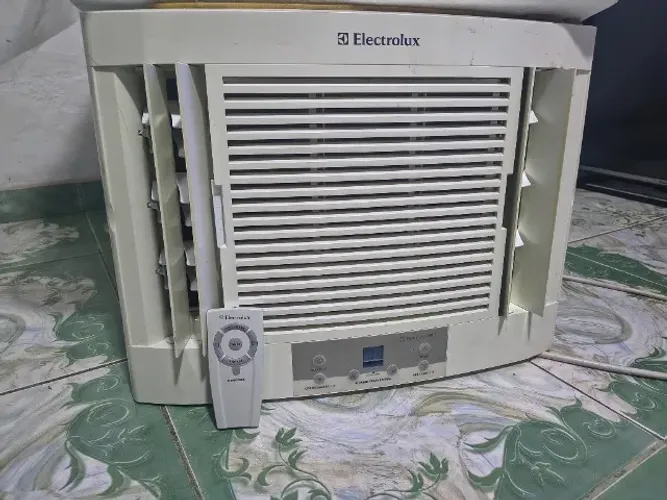 Ar condicionado de janela Eletrolux 7.500 BTS com controle, funciona bem, valor R$ 400,00