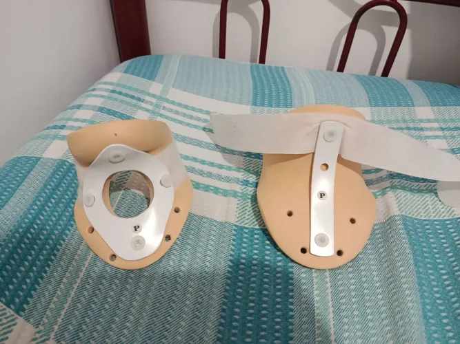 Colar cervical com orifício ( tamanho p )
