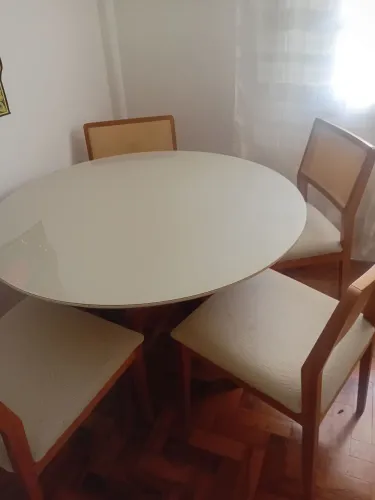 Mesa e cadeiras lindas!