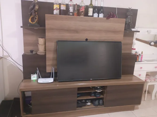 estante de sala para colocar tv,com duas portas de correr e espaço para sapatos no meio.