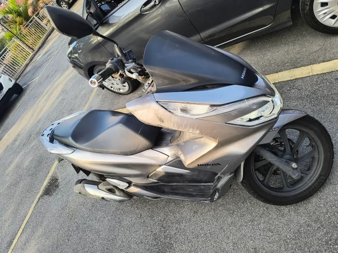 Vendo PCX - excelente estado - todas as revisões feitas neste mês 
