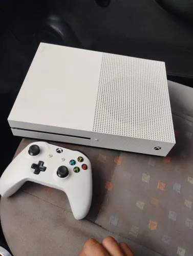 Xbox One S com 1 controle 