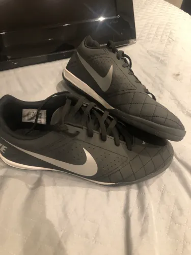 Chuteira da Nike beco 2 futsal ( usada poucas vezes)
