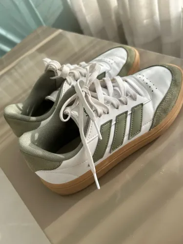 Tênis Adidas Branco com Verde Sage e Solado Caramelo, Tam. 35