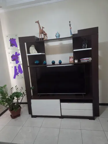 Estante para TV. Em MDF, usado.