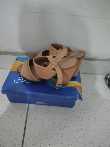 Sandália bege Arezzo