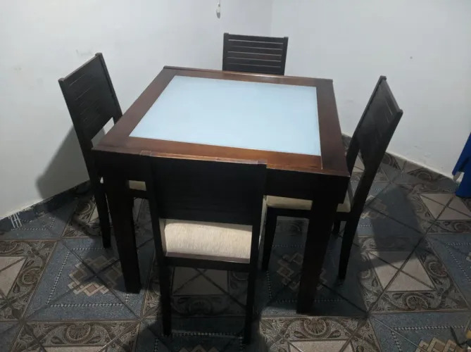 Mesa de Jantar Extensível em Madeira Maciça com Vidro - 4 a 6 Lugares