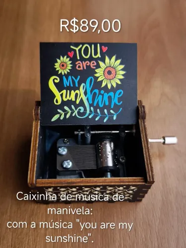 Caixinha de música com manivela.