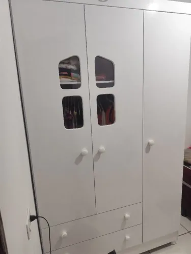 Guarda roupa é cômoda