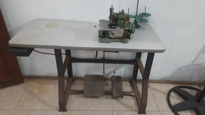 Vendo máquina costura overlok funcionando