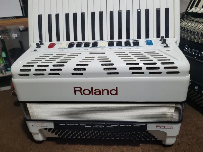 Acordeon roland FR-3 baixos 120