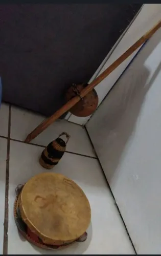 Berimbau com caxixi e pedra mais pandeiro de courooo