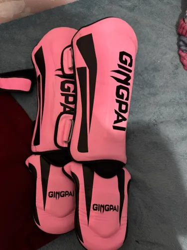 Caneleira Muay Thai feminino rosa